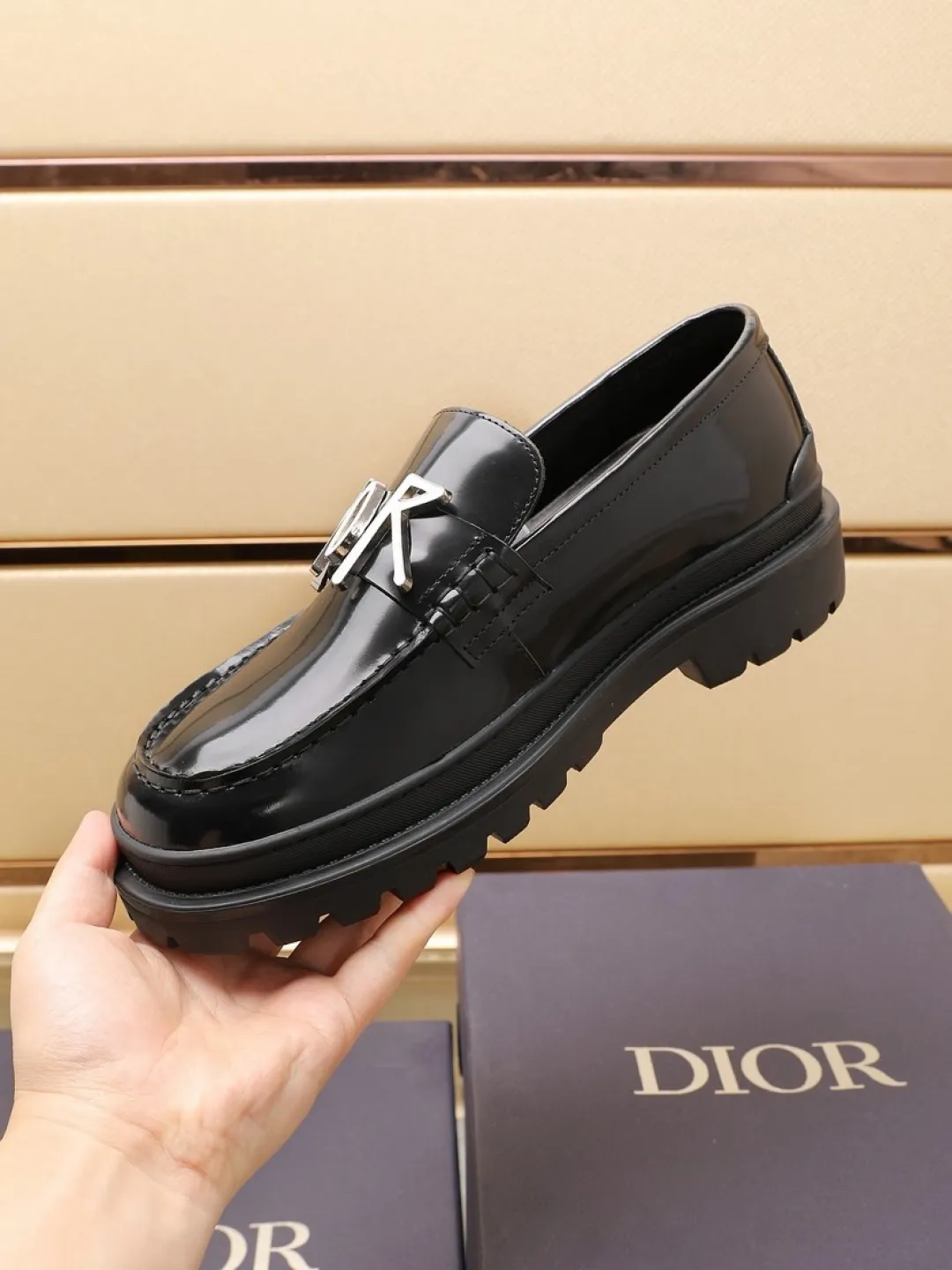 Factory P460💰dior 🆕Men's classic loafers, which combine classic shoe styles with retro California style. Slipper style design, easy to put on and take off. Crafted from smooth top-grain cowhide leather, they feature a rubber lugged sole and the DIO* AND SHAWN signature in brass and enamel. Wear it with casual clothing or a suit. Size: 38-44 (45.46 customized)